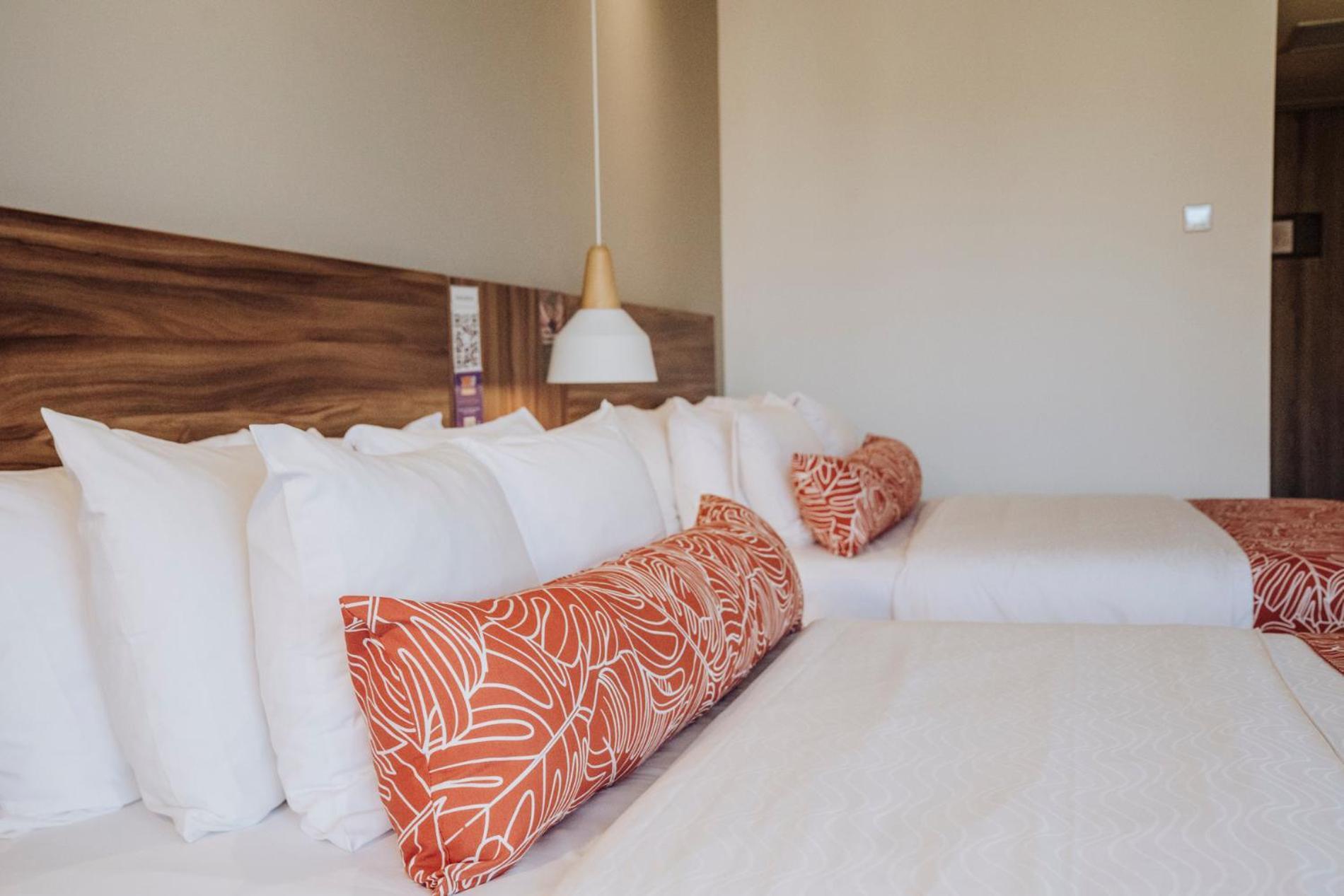 Novotel Medellin El Tesoro エクステリア 写真 A bed with cushions
