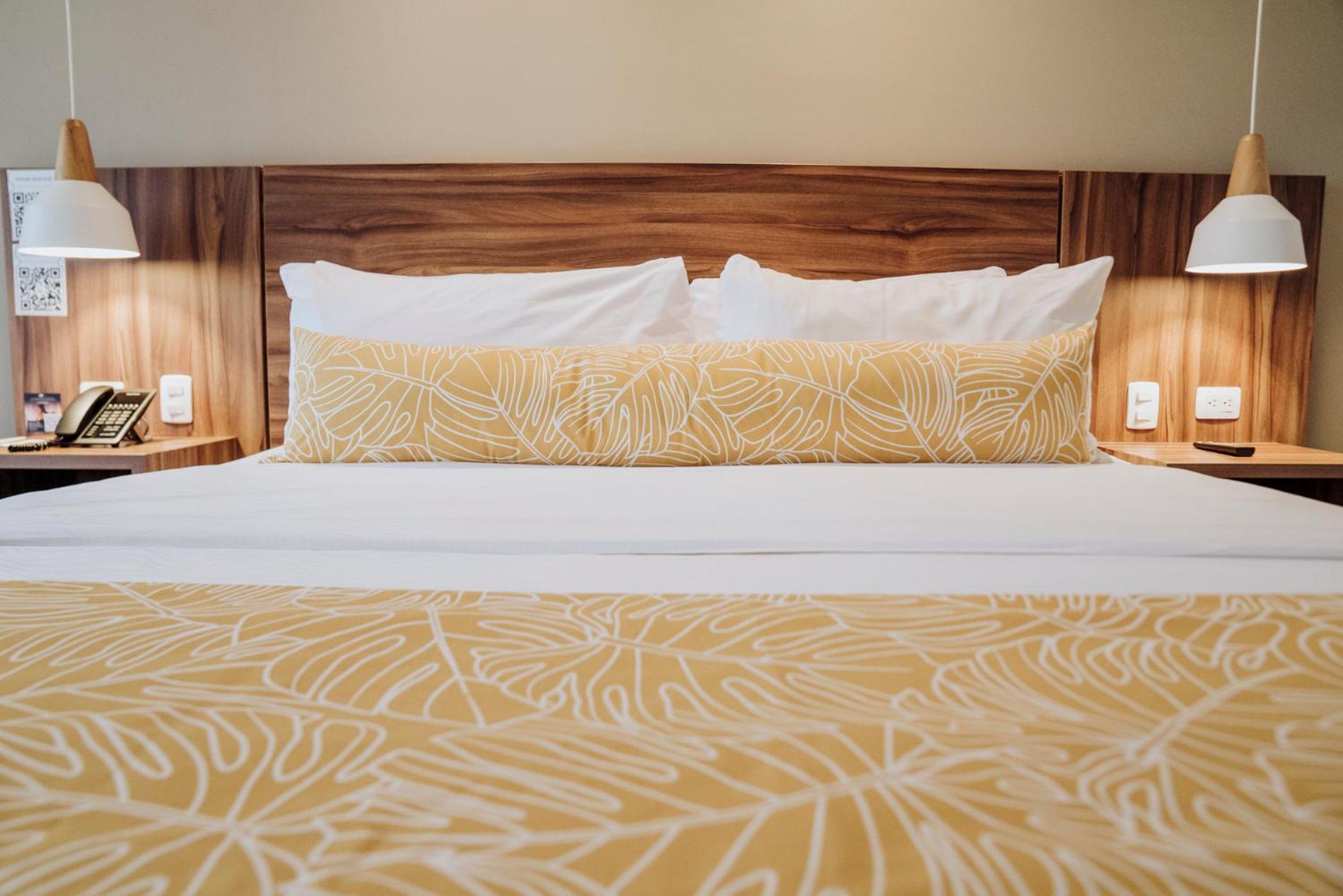 Novotel Medellin El Tesoro エクステリア 写真 A bed with a headboard