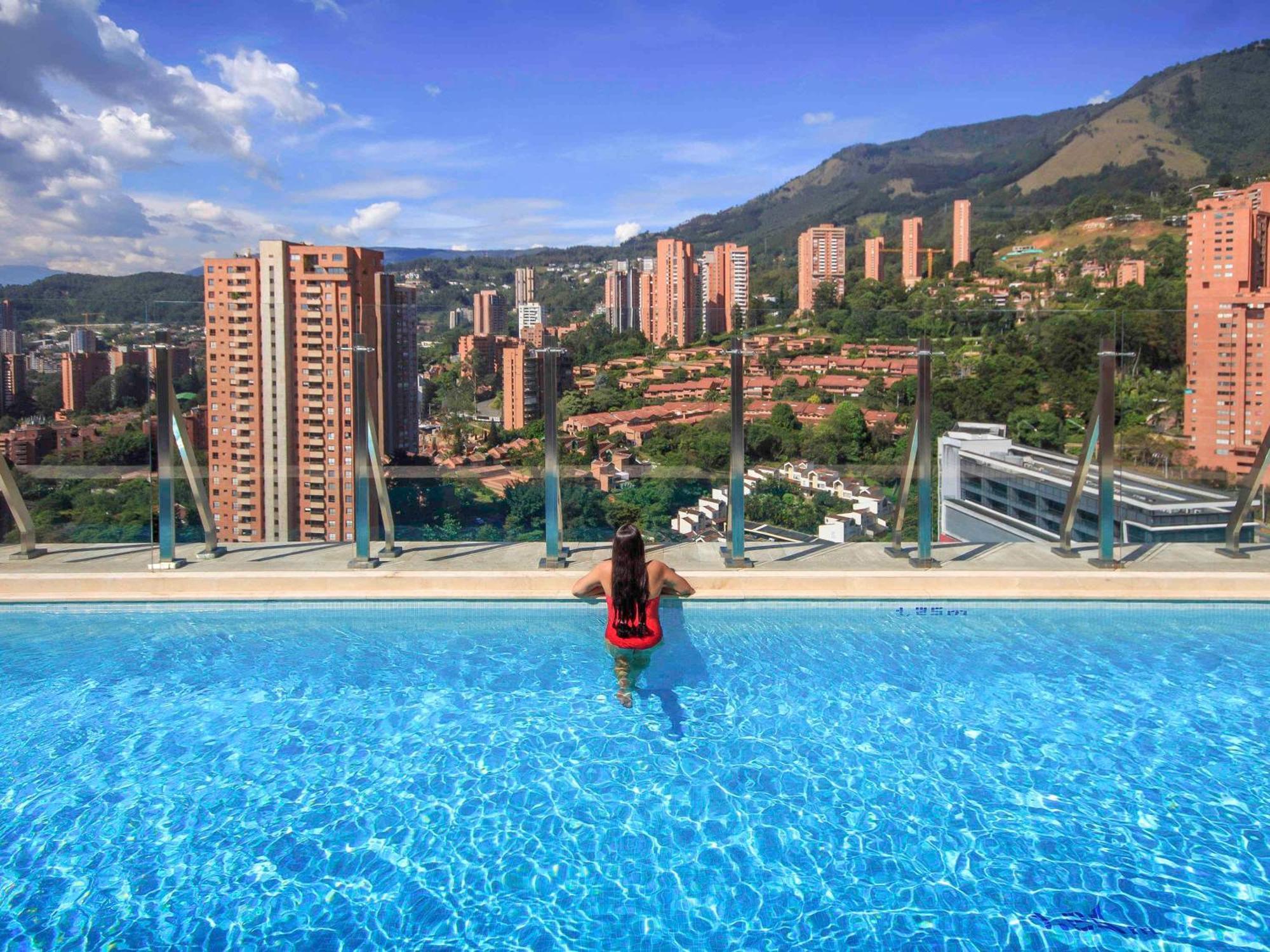 Novotel Medellin El Tesoro エクステリア 写真 View of El Burgo from the swimming pool