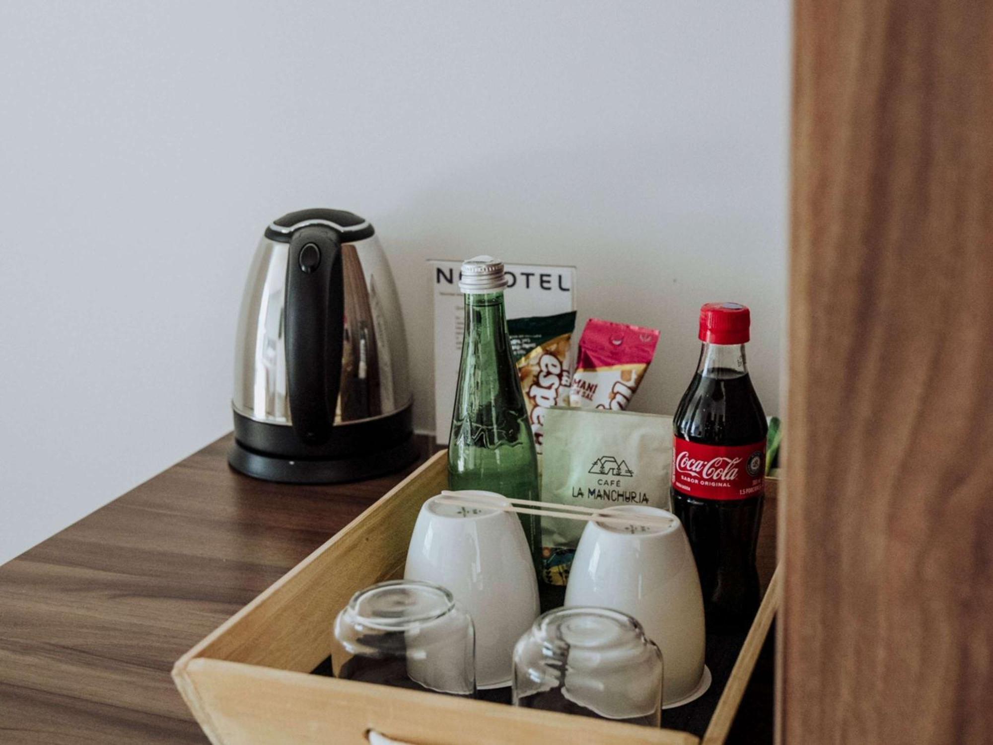Novotel Medellin El Tesoro エクステリア 写真 A hotel room with a kettle